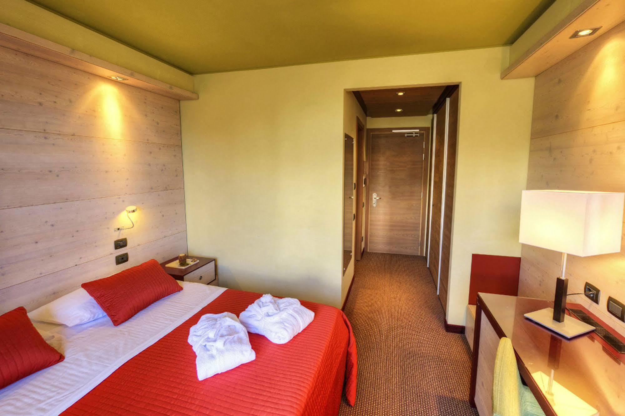 Hotel Sansicario Majestic Cesana Torinese Exterior foto